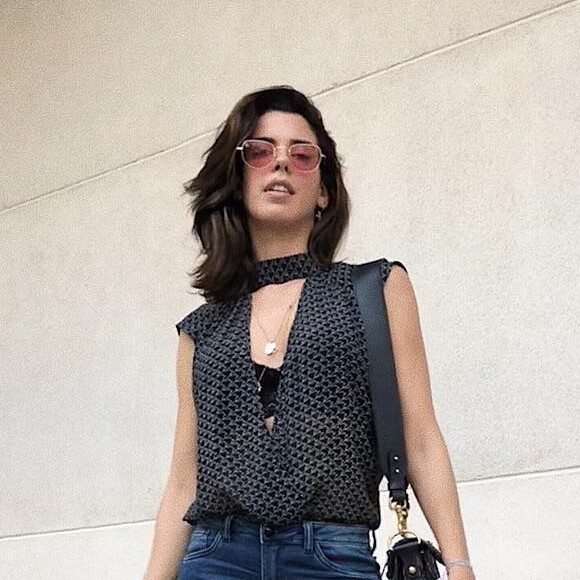 Camila Coutinho é adepta da tendência dos óculos retrô