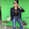 Camila Coutinho mistura suas peças favoritas em look: jeans e ankle boot