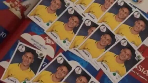 Bruna Marquezine recebeu álbum de figurinhas da Copa do Mundo da Rússia da editora Panini e cromos repetidos do namorado, Neymar