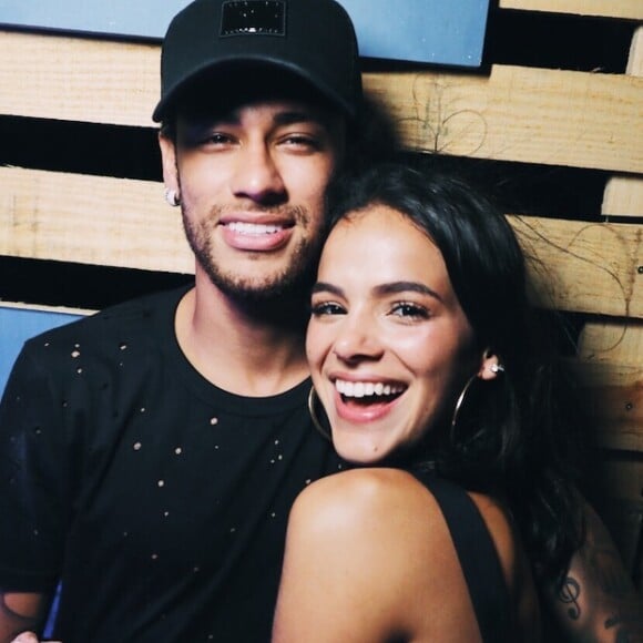 A editora do álbum oficial da Copa do Mundo brincou com Marquezine ao presenteá-la: 'Bruna, a Panini quer saber... Figurinha repetida completa álbum?'