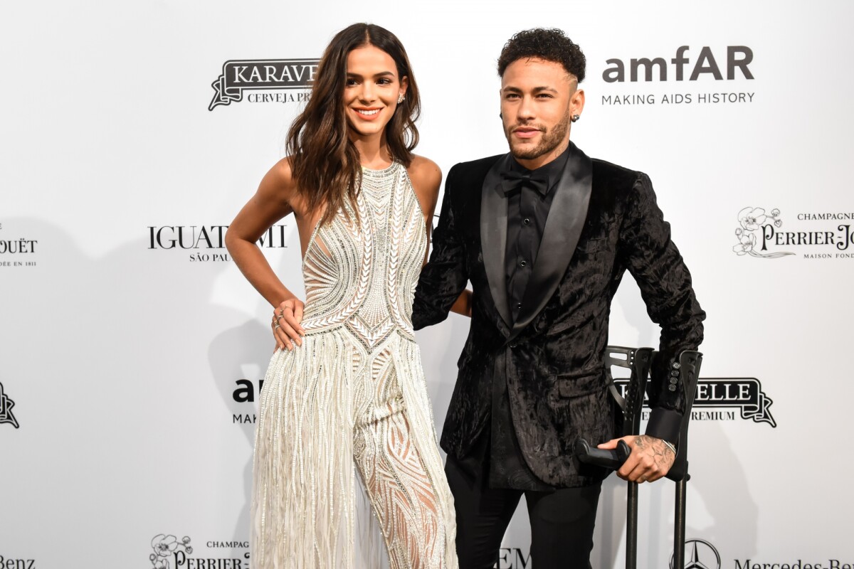 Neymar mostra figurinhas que valem até R$ 6 mil e brinca: 'Aceito