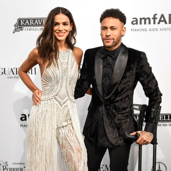 Artista Bruna Marquezine sugeriu colar as figurinhas de Neymar no lugar dos outros jogadores da Seleção