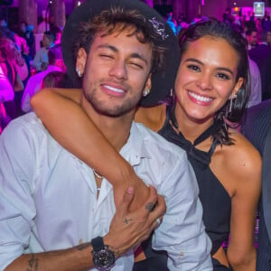 'Eu estou dando meu namorado para quem quiser. Troco por qualquer um, por favor', pediu Bruna Marquezine