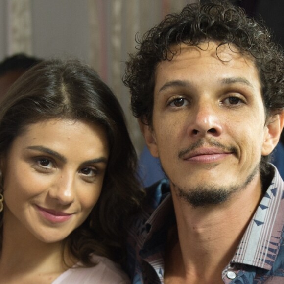 Tônia (Patricia Elizardo) e Zé Victor (Rafael Losso) são alguns dos convidados do casamento de Estela (Juliana Caldas) e Amaro (Pedro Carvalho) na novela 'O Outro Lado do Paraíso'
