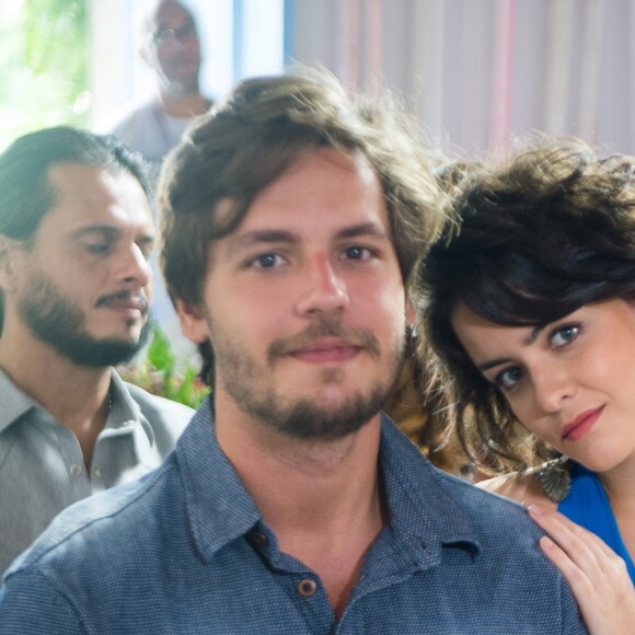 Cícero (Lucas Pimenta) e Sheila (Mariana Mendonça) são outros convidados do casamento de Estela (Juliana Caldas) e Amaro (Pedro Carvalho) na novela 'O Outro Lado do Paraíso'