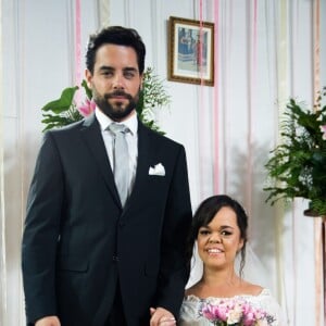 Estela (Juliana Caldas) é surpreendida por Lívia (Grazi Massafera) ao ganhar vestido de casamento da irmã na novela 'O Outro Lado do Paraíso'