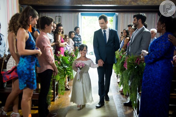 Estela (Juliana Caldas) é conduzida por Gael (Sergio Guizé) em seu casamento com Amaro (Pedro Carvalho) na novela 'O Outro Lado do Paraíso'