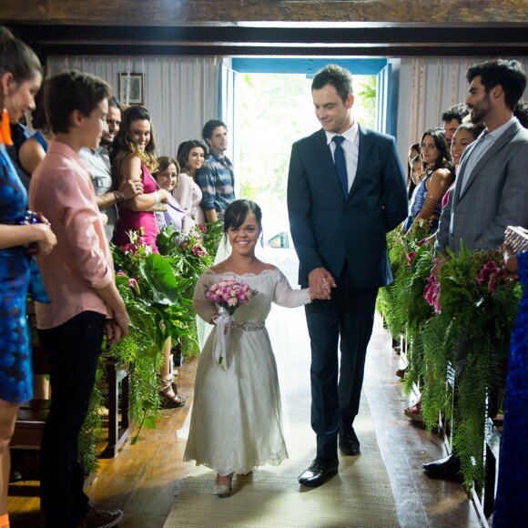 Estela (Juliana Caldas) é conduzida por Gael (Sergio Guizé) em seu casamento com Amaro (Pedro Carvalho) na novela 'O Outro Lado do Paraíso'