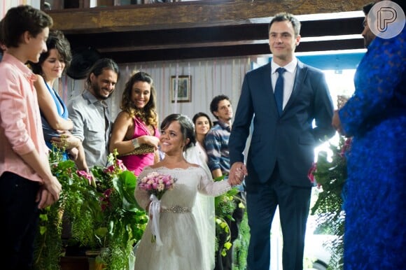 Gael (Sergio Guizé) conduz a irmã Estela (Juliana Caldas) no casamento dela e Amaro (Pedro Carvalho) na novela 'O Outro Lado do Paraíso'