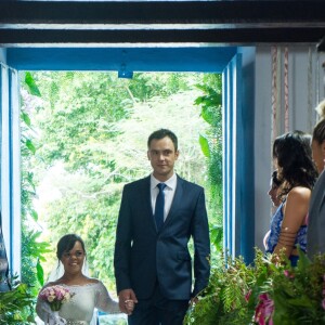 Gael (Sergio Guizé) é um dos padrinhos do casamento de Estela (Juliana Caldas) e Amaro (Pedro Carvalho) na novela 'O Outro Lado do Paraíso'