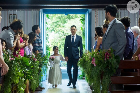 Gael (Sergio Guizé) é um dos padrinhos do casamento de Estela (Juliana Caldas) e Amaro (Pedro Carvalho) na novela 'O Outro Lado do Paraíso'