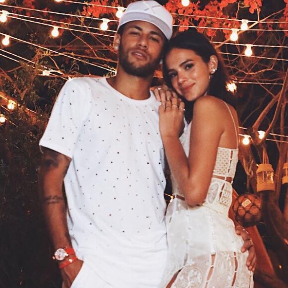 Bruna Marquezine disse que Neymar não consguiu esperar o Dia dos Namorados para lhe entregar aliança