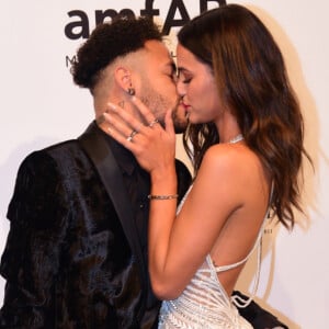 Bruna Marquezine recebeu aliança do namorado, Neymar, dentro de uma taça de champanhe