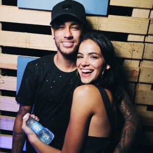 Bruna Marquezine foi surpreendida com álbum da Copa do Mundo da Rússia com vários cromos repetidos de Neymar, atacante da Seleção Brasileira