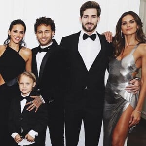 'Vem, futura vizinha', escreveu Izabel Goulart, que mora em Paris, na França, assim como o namorado, Kevin Trapp, e Neymar, parceiros no Paris Saint-Germain