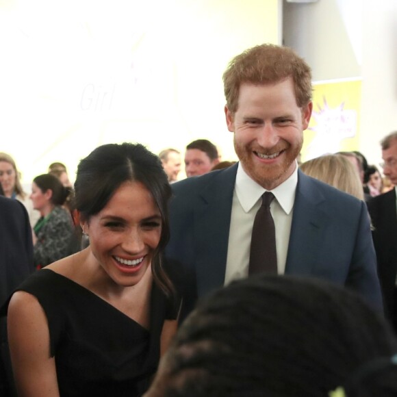 Meghan Markle sorri ao conversar com jovens em evento na companhia de Príncipe Harry
