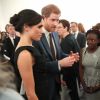 Príncipe Harry conversa com jovens acompanhado da noiva, Meghan Markle