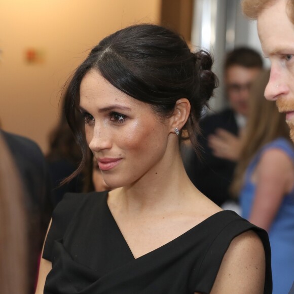 Meghan Markle completou a produção com bolsa Gucci e scarpin com amarração no tornozelo Aquazzura