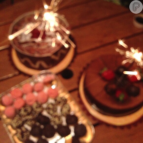 Sabrina Sato publica fotos dos bolos e docinhos