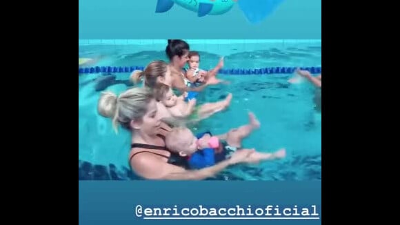 Karina Bacchi se encantou ao ver o filho aprendendo a nadar