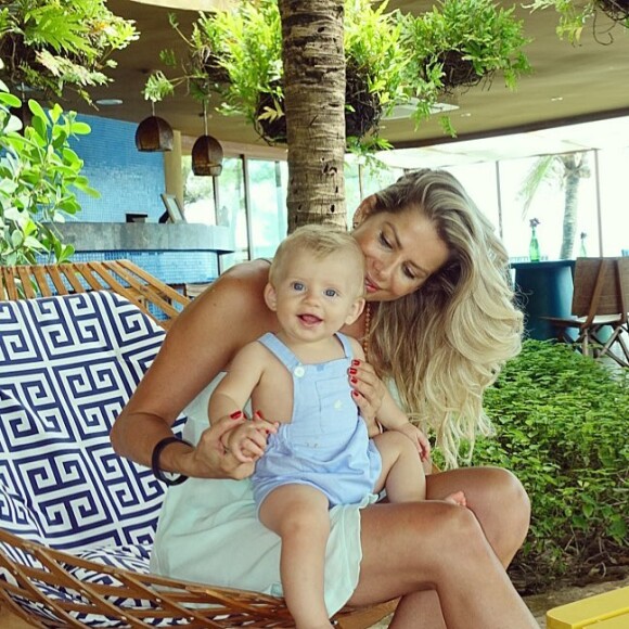 Aos 7 meses de vida, o bebê, fruto de produção independente da apresentadora, apareceu sorridente no colo dela 