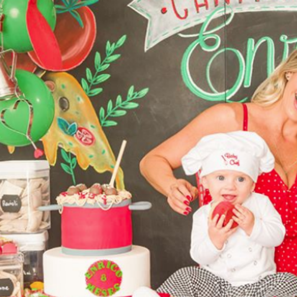 Karina Bacchi mostra aula de natação do filho, Enrico: 'Folia'. Vídeo!
Aos 7 meses de vida, o bebê, fruto de produção independente da apresentadora, apareceu sorridente no colo dela na publicação compartilhada nas redes sociais nesta quinta-feira (19). A habilidade do pequeno, que começou a nadar há um mês, com a água fez com que ele ganhasse o apelido carinhoso de 'meu peixinho dourado' da mãe, como ela contou em seu canal na web.