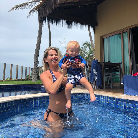 Karina Bacchi mostra aula de natação do filho, Enrico, em vídeo compartilhado nesta quinta-feira, dia 19 de abril de 2018