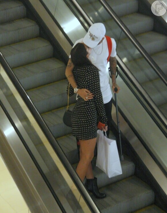 Bruna Marquezine e Neymar se beijam durante passeio em shopping