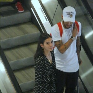 Bruna Marquezine e Neymar curtem passeio em shopping e vão às compras no Village Mall, Zona Oeste do Rio de Janeiro, na noite desta quinta-feira, 19 de abril de 2018