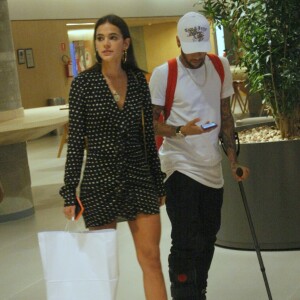 Para passeio com Neymar, Bruna Marquezine usou vestido de estampa poá justo e botas de salto fino