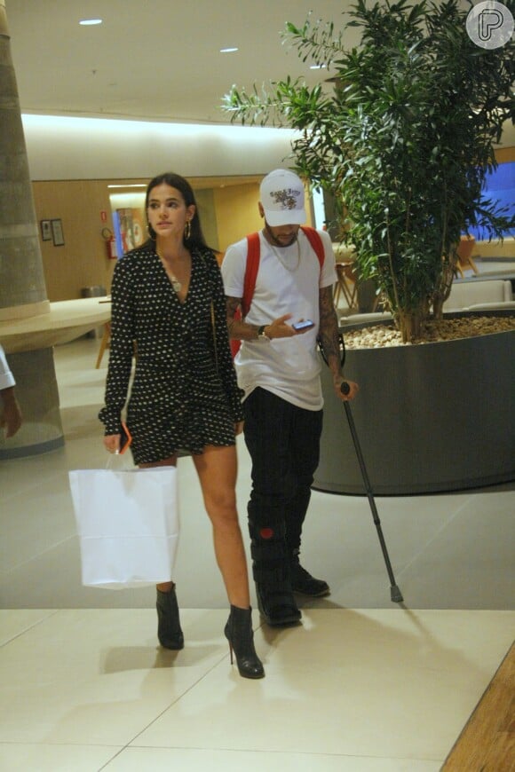 Para passeio com Neymar, Bruna Marquezine usou vestido de estampa poá justo e botas de salto fino