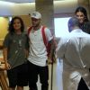Bruna Marquezine aguarda Neymar a atender os fãs