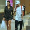 Neymar continua caminhando com o auxílio de bota ortopédica e muletas após cirurgia no pé direito