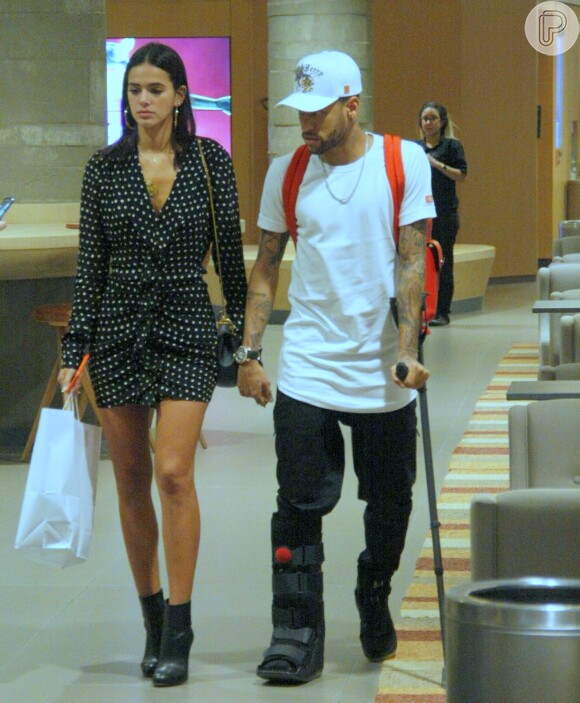 Neymar continua caminhando com o auxílio de bota ortopédica e muletas após cirurgia no pé direito