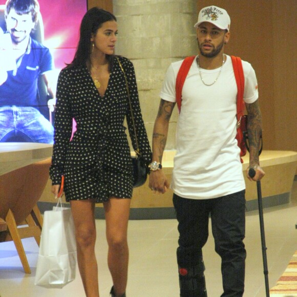 Bruna Marquezine e Neymar curtem passeio em shopping