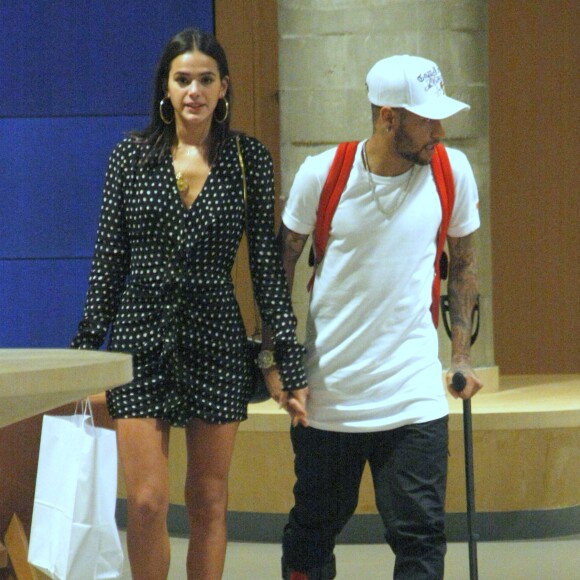 Bruna Marquezine e Neymar curtem passeio em shopping e vão às compras no Village Mall, Zona Oeste do Rio de Janeiro, na noite desta quinta-feira, 19 de abril de 2018