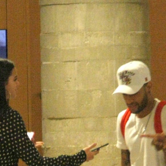 Bruna Marquezine e Neymar curtem passeio em shopping e vão às compras no Village Mall, Zona Oeste do Rio de Janeiro, na noite desta quinta-feira, 19 de abril de 2018