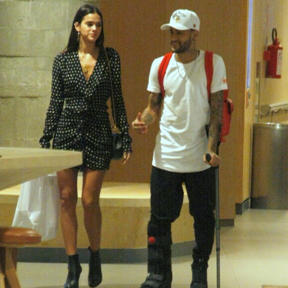 Bruna Marquezine e Neymar curtem passeio em shopping e vão às compras no Village Mall, Zona Oeste do Rio de Janeiro, na noite desta quinta-feira, 19 de abril de 2018