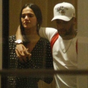 Bruna Marquezine e Neymar curtem passeio em shopping e vão às compras no Village Mall, Zona Oeste do Rio de Janeiro, na noite desta quinta-feira, 19 de abril de 2018