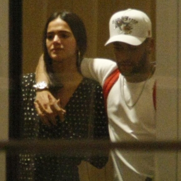 Bruna Marquezine e Neymar curtem passeio em shopping e vão às compras no Village Mall, Zona Oeste do Rio de Janeiro, na noite desta quinta-feira, 19 de abril de 2018
