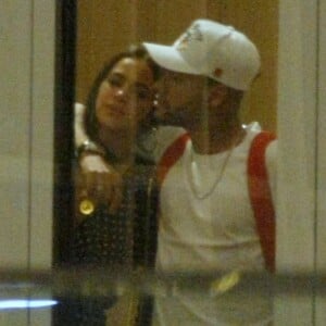 Bruna Marquezine e Neymar curtem passeio em shopping e vão às compras no Village Mall, Zona Oeste do Rio de Janeiro, na noite desta quinta-feira, 19 de abril de 2018