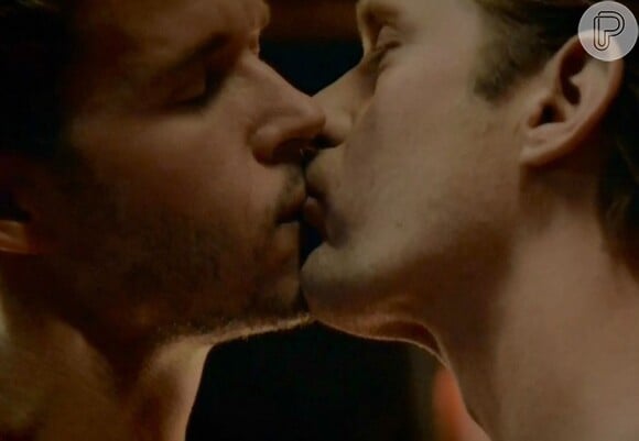 Eric (Alexander Skargard) e Jason (Ryan Kwanten) se beijam e protagonizam cenas de sexo na série 'True Blood'