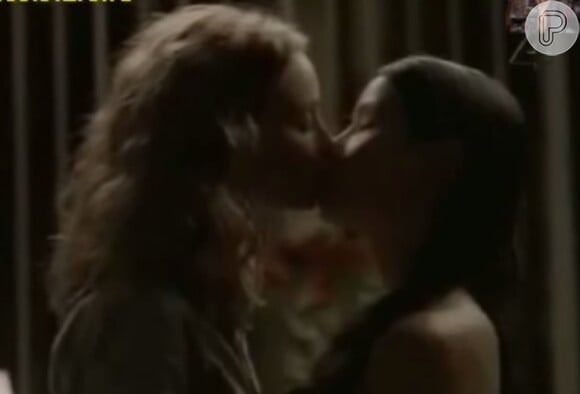 Calista Flockhart e Lucy Liually se beijam na série 'Ally McBeal', exibida de 1997 a 2002