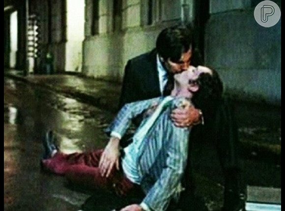 No clássico 'O Beijo do Asfalto' (1981), Arandir (Ney Latorraca) beija Aprígio (Tarcísio Meira)