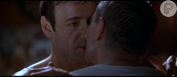 Colonel Fitts (Chris Cooper) beija (Kevin Spacey) no filme 'Beleza Americana' (1999)