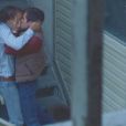Jack Twist (Jake Gyllenhaal) e Ennis Del Mar (Heath Ledger) se beijam em 'O Segredo de Brokeback Mountain' (2005)
