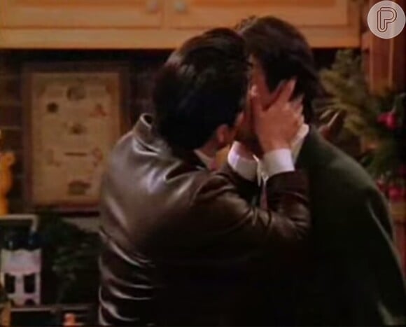 Joey (Matt LeBlanc) ainda beijou Chandler (Matthew Perry) durante uma festa de Ano Novo