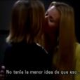 Depois, Rachel (Jennifer Aniston) beija Phoebe (Lisa Kudrow)