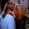 No mesmo capítulo de 'Friends', na sétima temporada, em 2001, Rachel (Jennifer Aniston) beijou duas mulheres. O primeiro foi com a personagem vivida por Winona Ryder