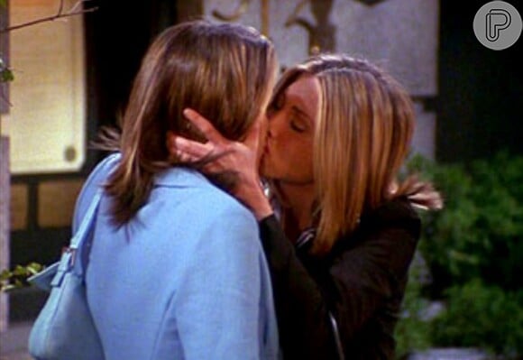 No mesmo capítulo de 'Friends', na sétima temporada, em 2001, Rachel (Jennifer Aniston) beijou duas mulheres. O primeiro foi com a personagem vivida por Winona Ryder